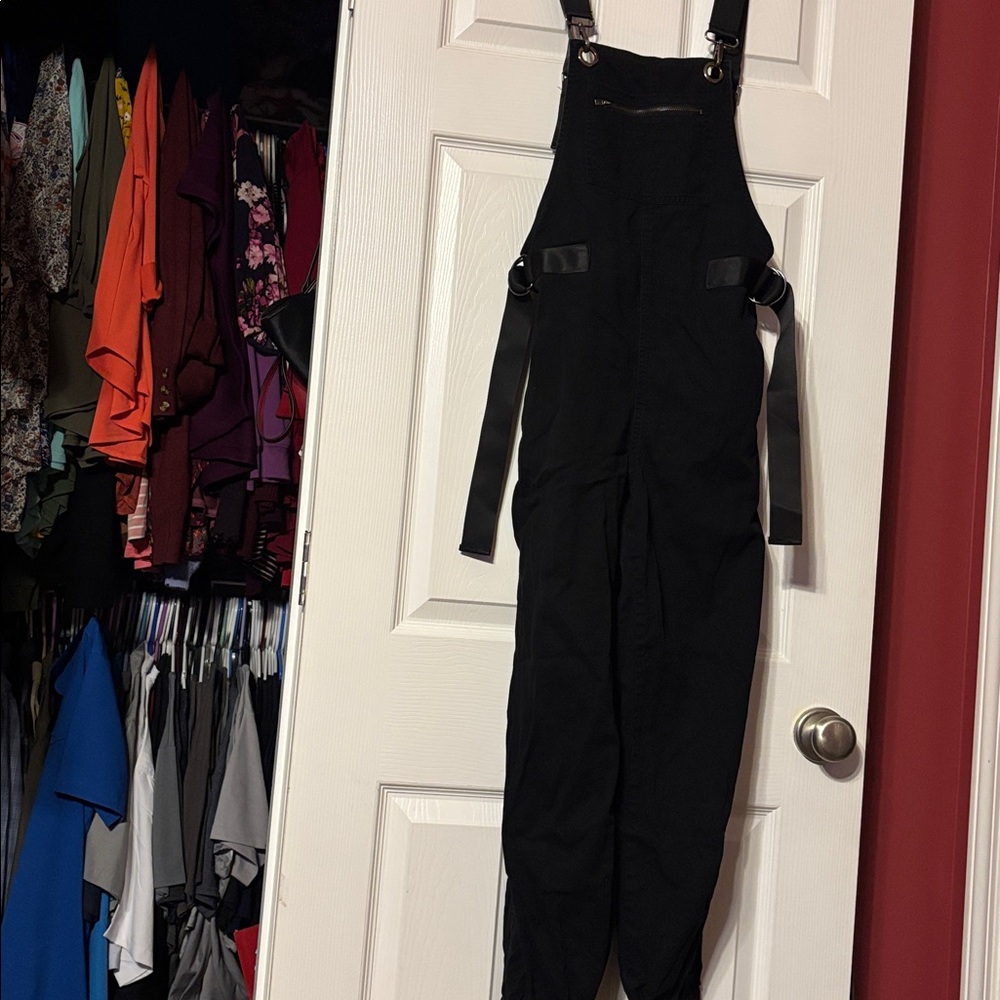 Forever 21 l Black overalls with adjustable straps size small anchor
